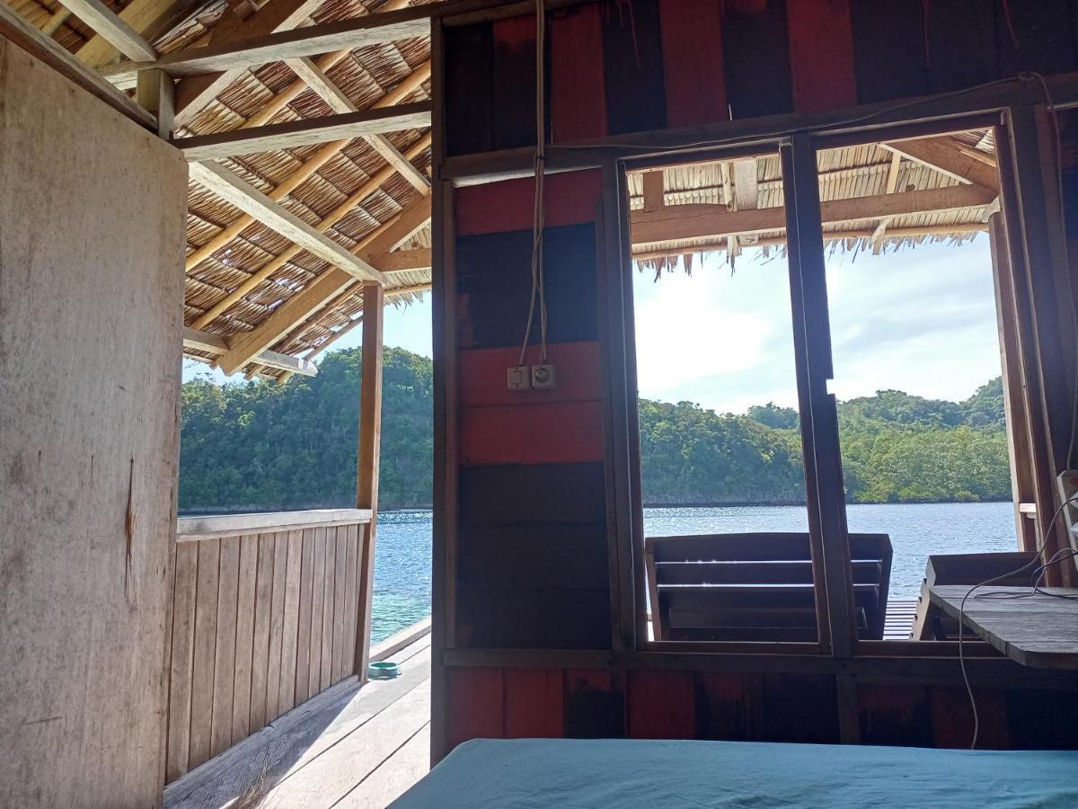 Meos Ambower Homestay Raja Ampat Fam Exterior photo