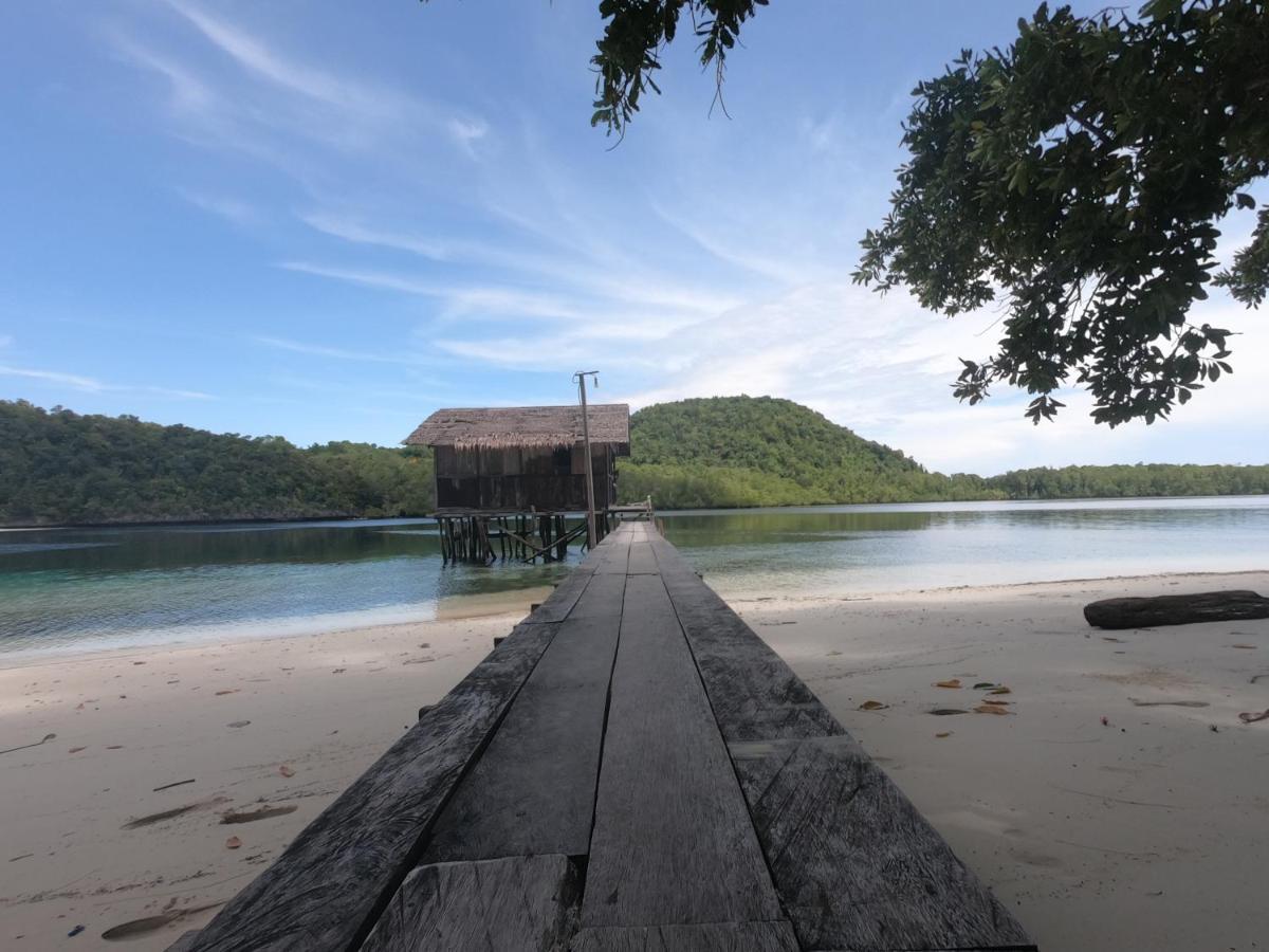 Meos Ambower Homestay Raja Ampat Fam Exterior photo